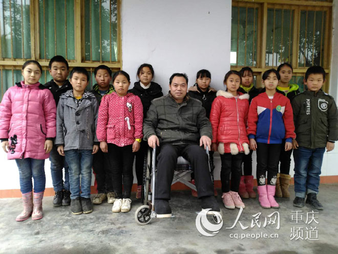 【科教 图文】重庆彭水县：一位“轮椅教师”24年的坚守