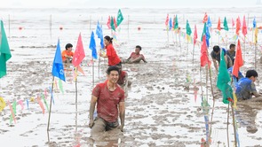 “泥”好亚运  岱山县迎亚运滑泥趣味运动会欢乐开赛