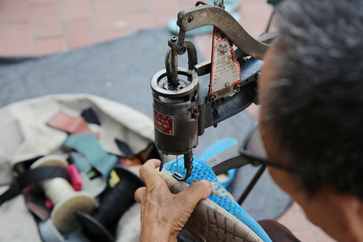 保定市满城区：打造城区“温馨港湾”_fororder_残疾人士仔细认真的缝制鞋子 摄影 宋王晗