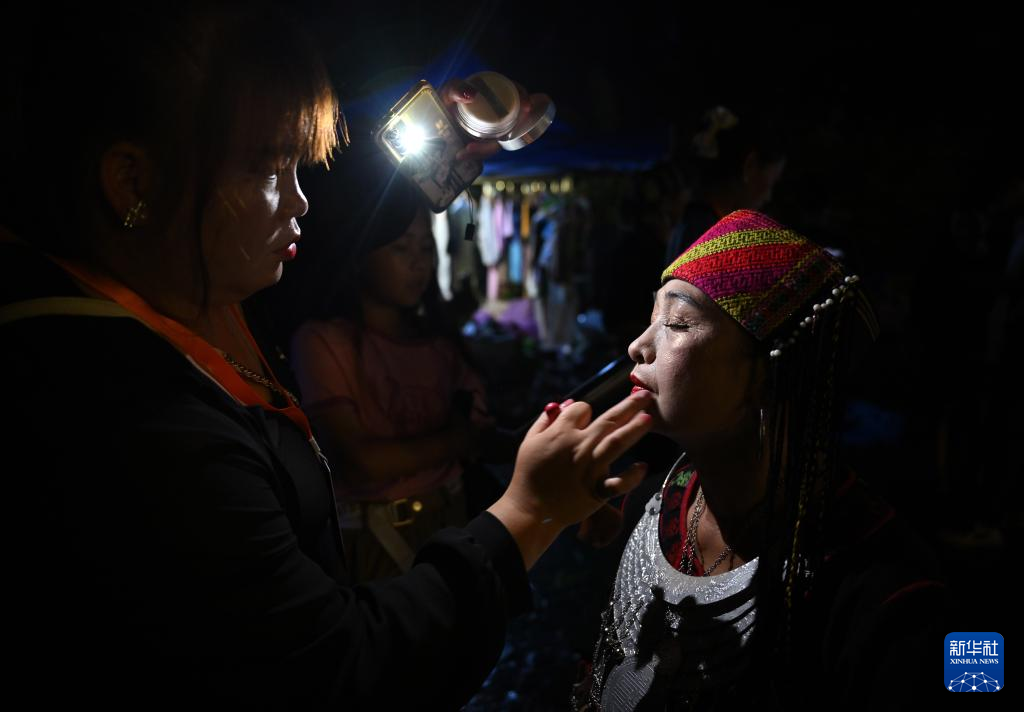 海南五指山：大山里的时装“村秀”