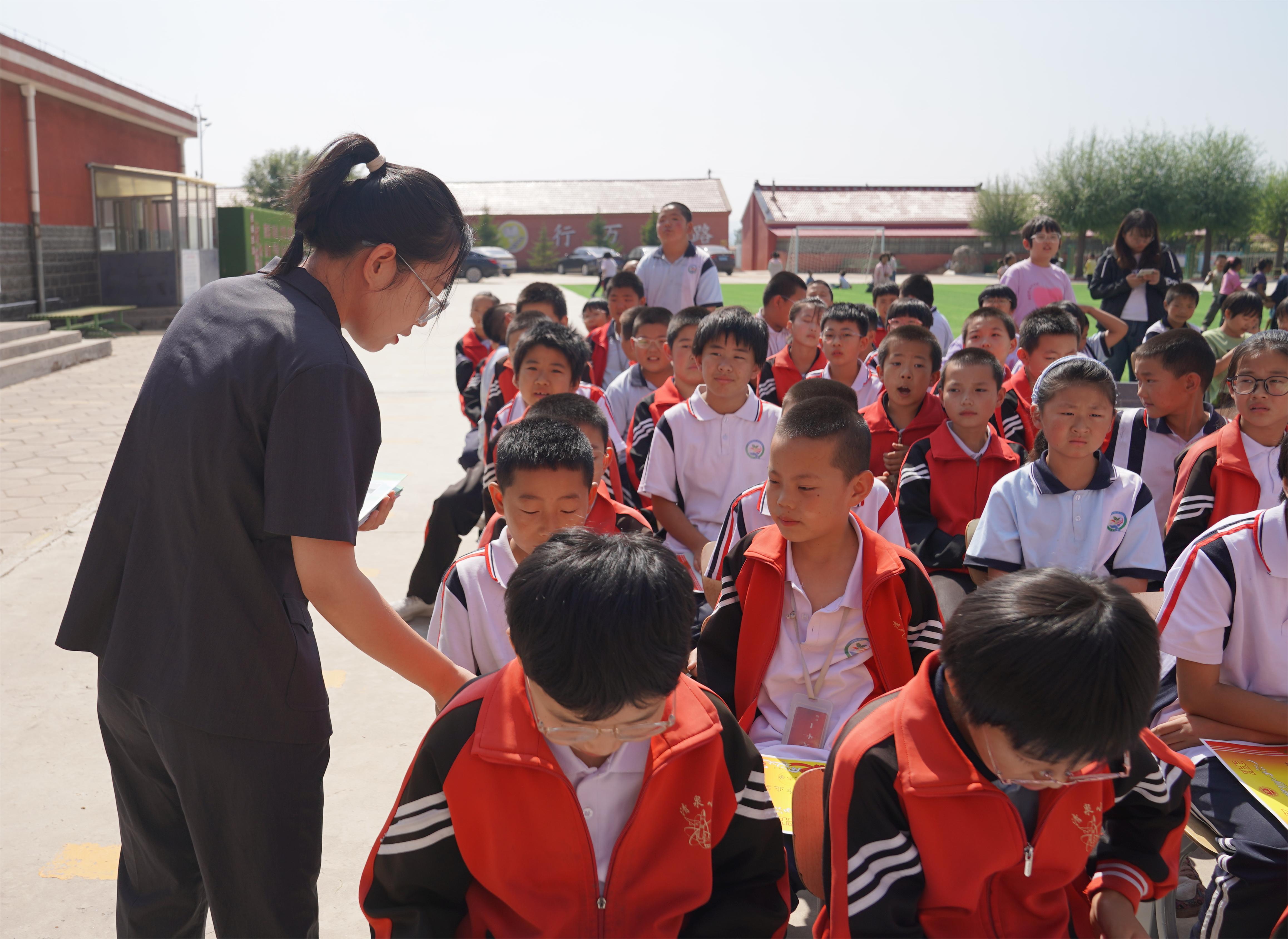 承德围场：开学法治第一课 护航青少年健康成长_fororder_9月14日围场满族蒙古族自治县新时代文明实践志愿服务总队的志愿者们在给学生们发放普法宣传手册