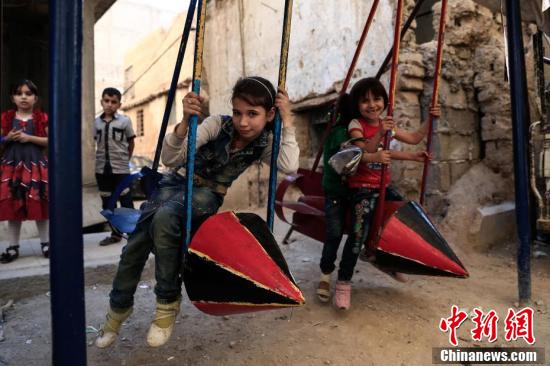 叙利亚儿童用火箭弹残骸做秋千