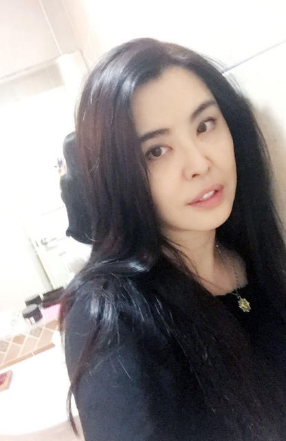 49岁王祖贤自拍近照曝光 长发披肩颜值回归_娱乐_腾讯网