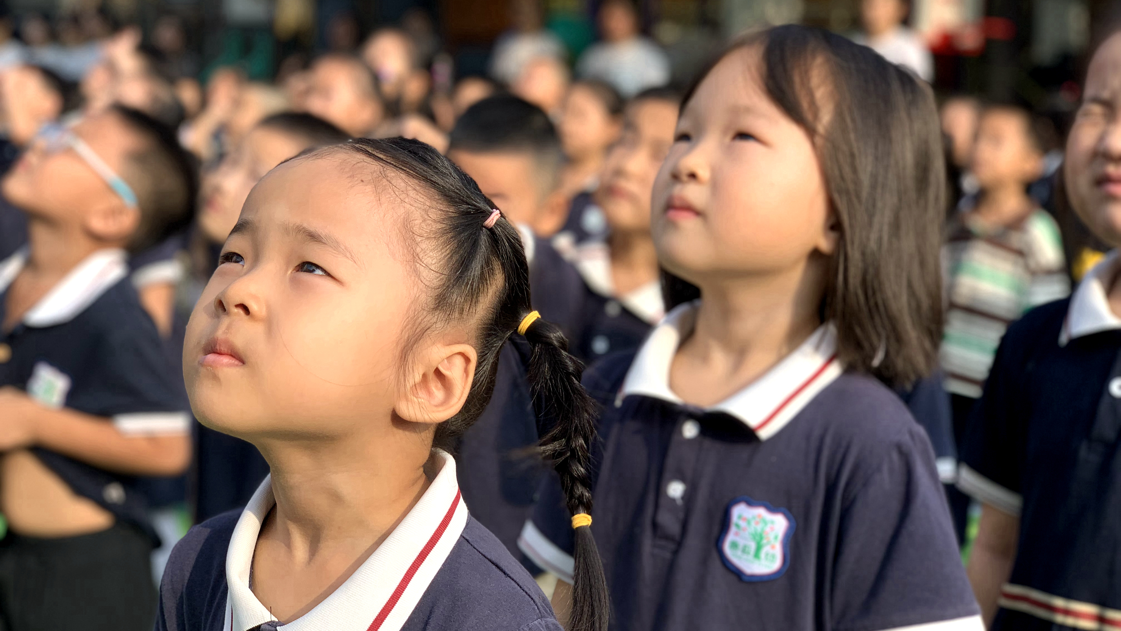 河北唐县：爱国教育 从娃娃抓起_fororder_升旗仪式上，全体师生庄严肃立，向国旗行注目礼