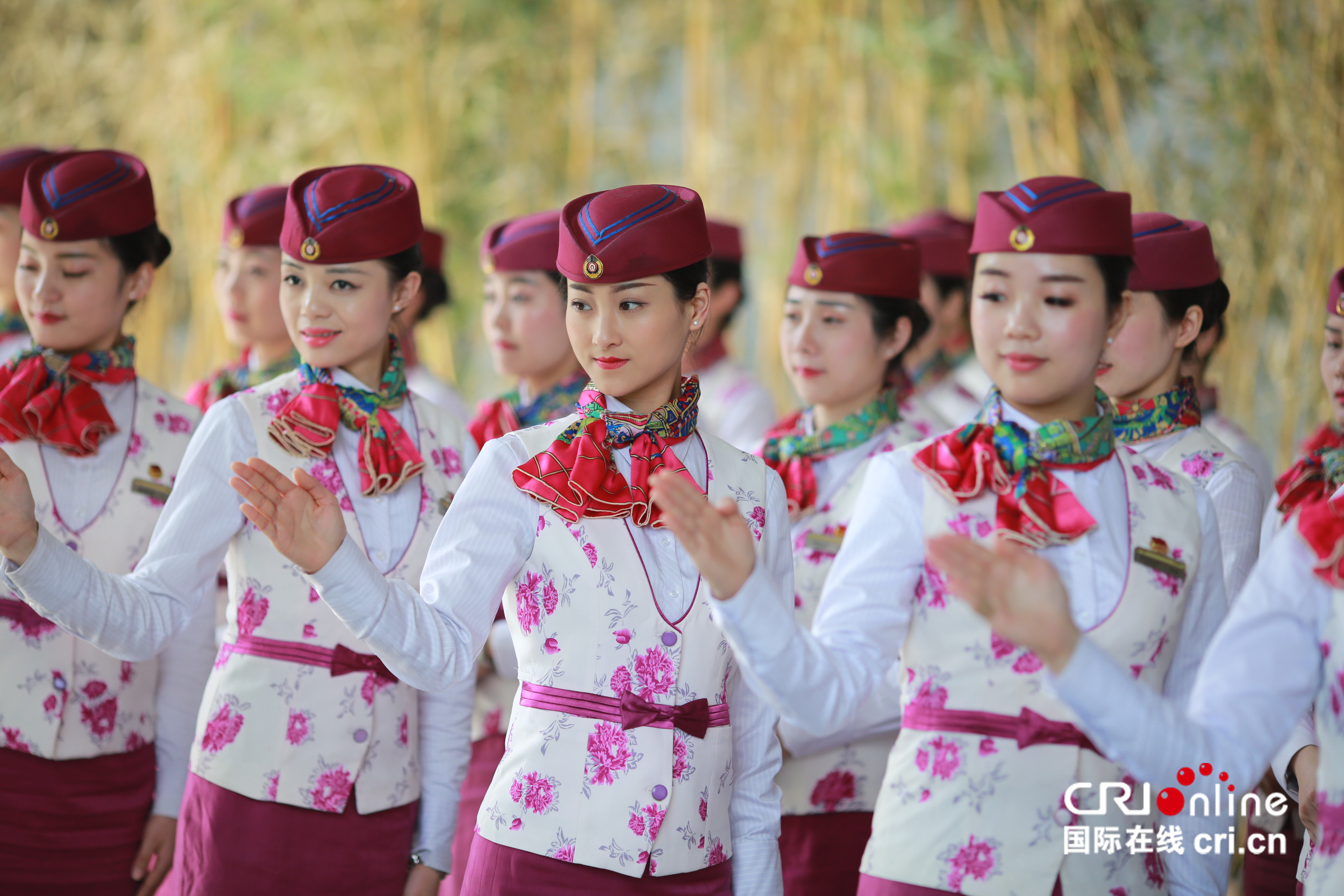 4月2日,重庆客运段动车四队列车乘务员正在进行礼仪训练.
