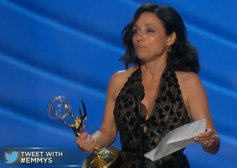 朱莉娅·路易斯喜剧类剧集最佳女主角五连冠