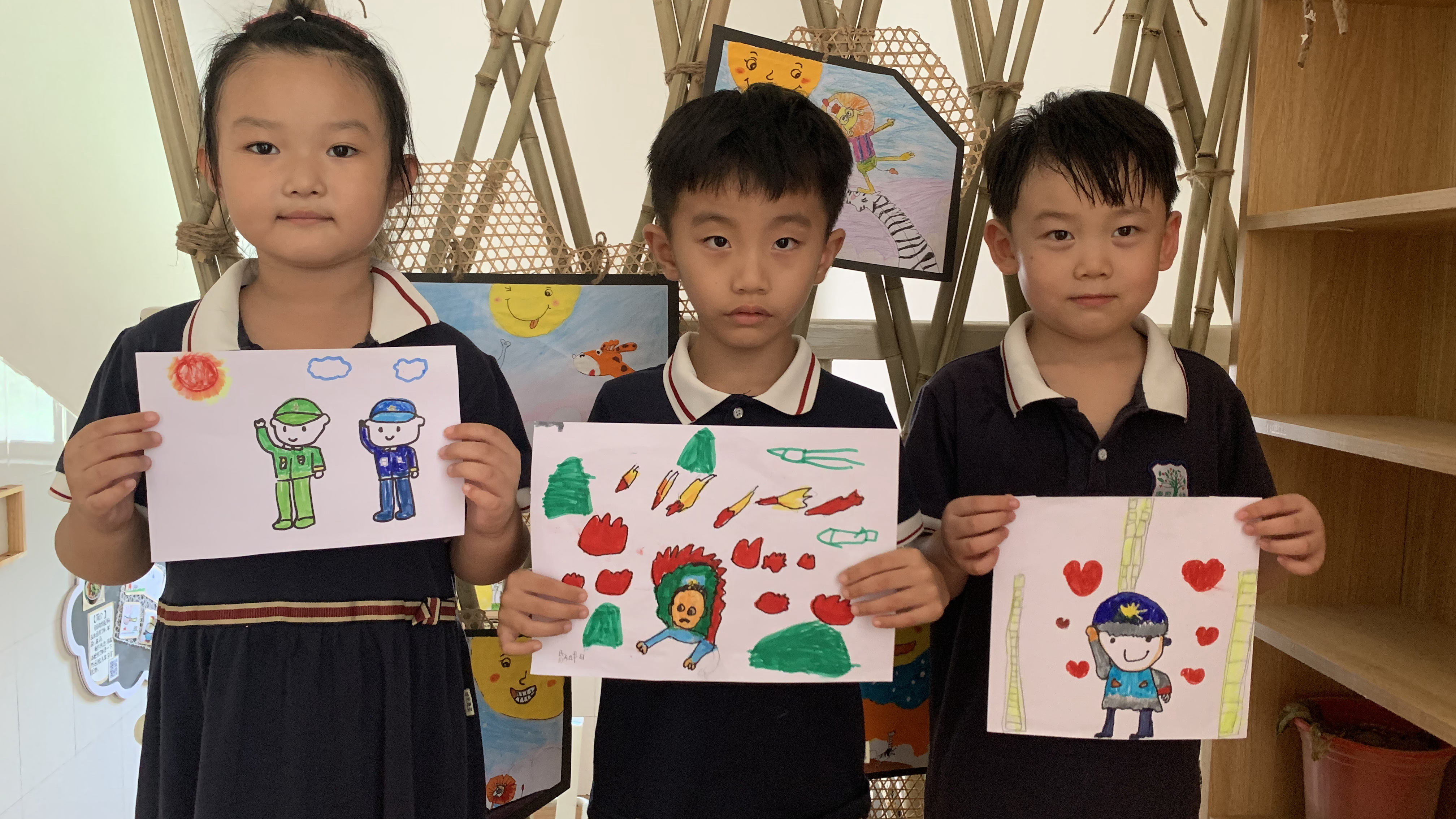 河北唐县：爱国教育 从娃娃抓起_fororder_孩子们用画笔向英雄致敬