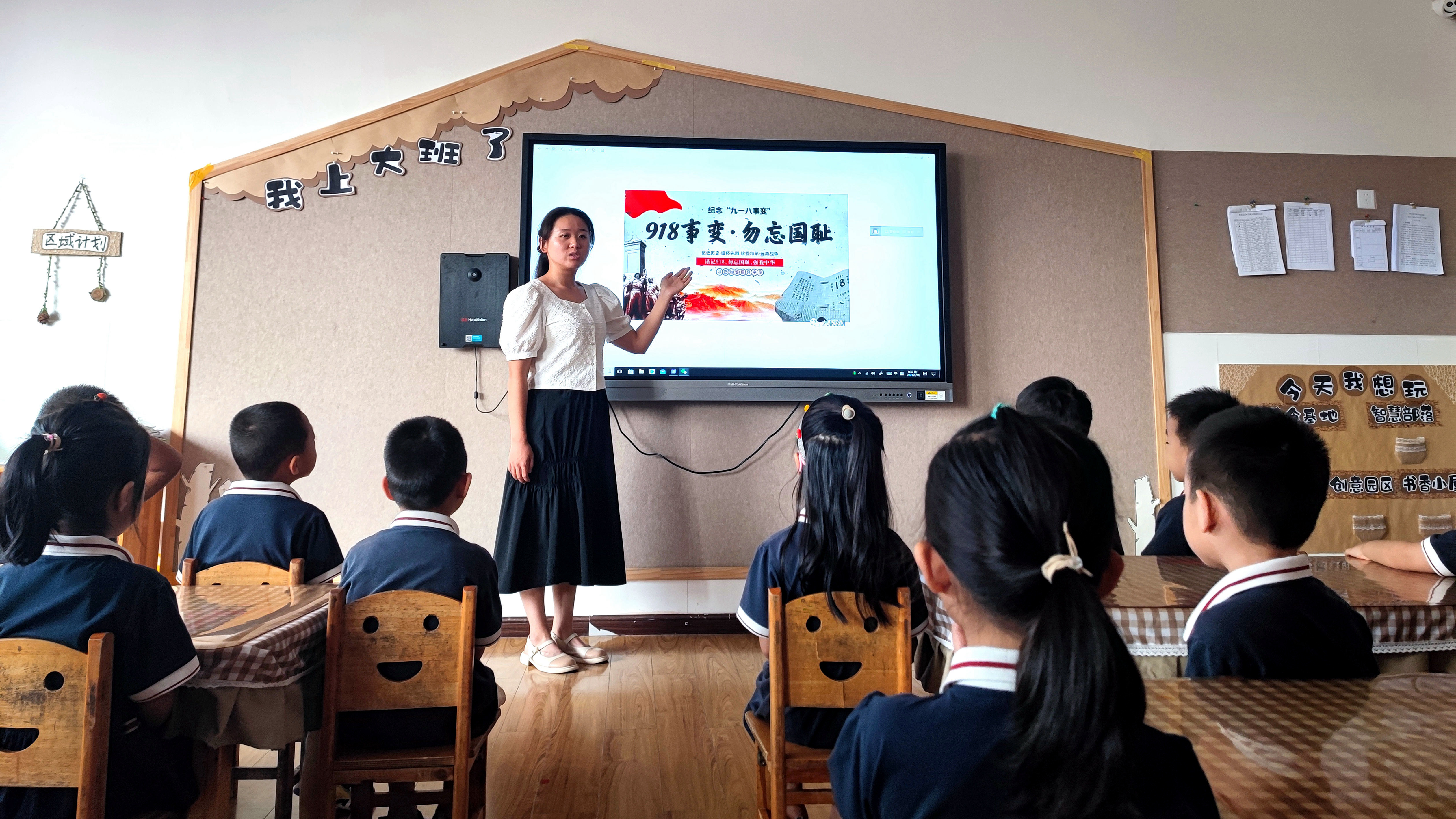 河北唐县：爱国教育 从娃娃抓起_fororder_老师用通俗易懂的语言，给孩子们讲述“九一八事变”以及黄继光、邱少云等战士的英雄事迹