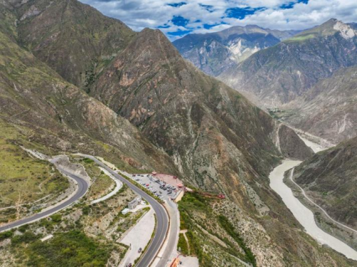 【汽车频道 资讯+移动端资讯】吉利银河L6征战2023混合动力汽车极限挑战赛获双冠 同级“优等生”不负众望