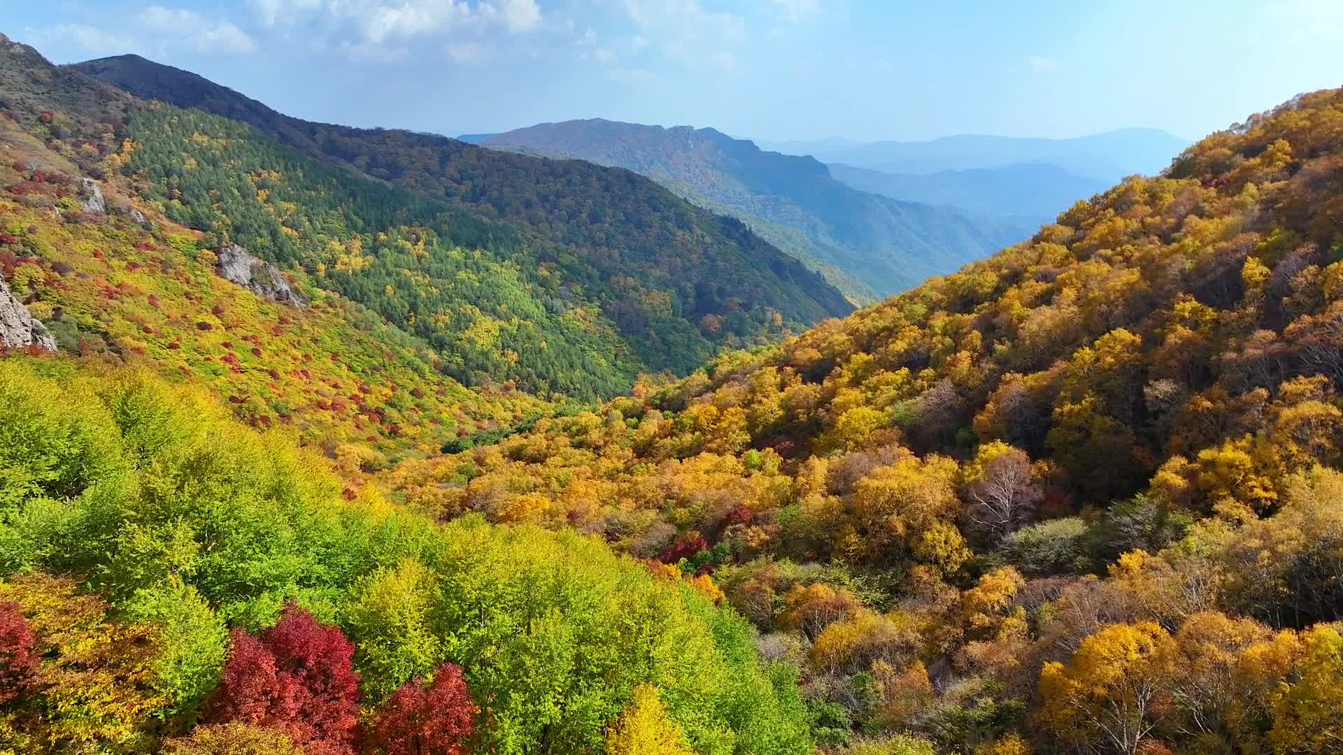 河北隆化秋景瑰艳满山红叶风光好