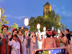 When Foreigners Meets Hanfu in Luoyang