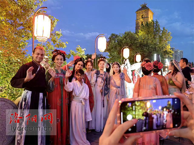 When Foreigners Meets Hanfu in Luoyang_fororder_图片10