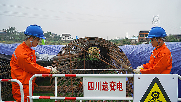 哈密送重庆±800千伏特高压直流输电线路工程四川段进入全面建设阶段_fororder_电力工人在哈密～重庆±800千伏特高压直流输电线路工程（川3标）N6205号塔位测量钢筋笼尺寸（谭谢阳-摄）