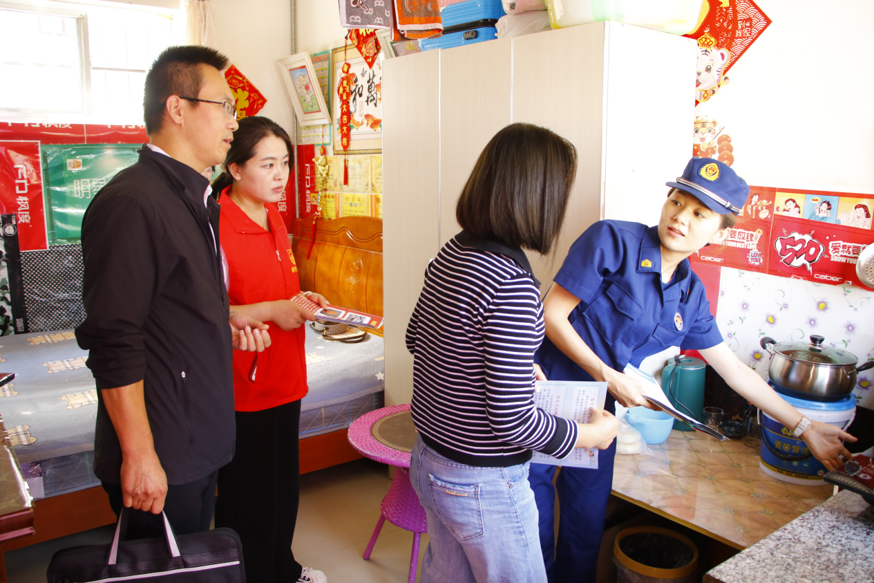 【原創】慶陽西峰：大隊聯合基層網格員、移動公司志願者開展“敲門入戶”送平安活動_fororder_慶3