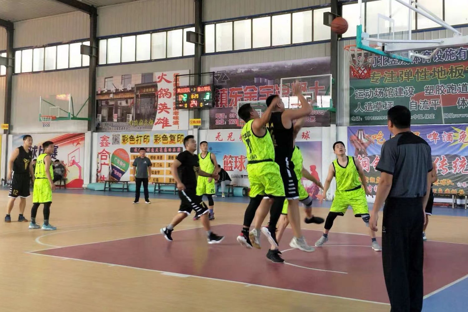 保定市徐水区：“村BA”17年激情“篮”不住_fororder_“丰收杯”赛事进行中 摄影 张昭