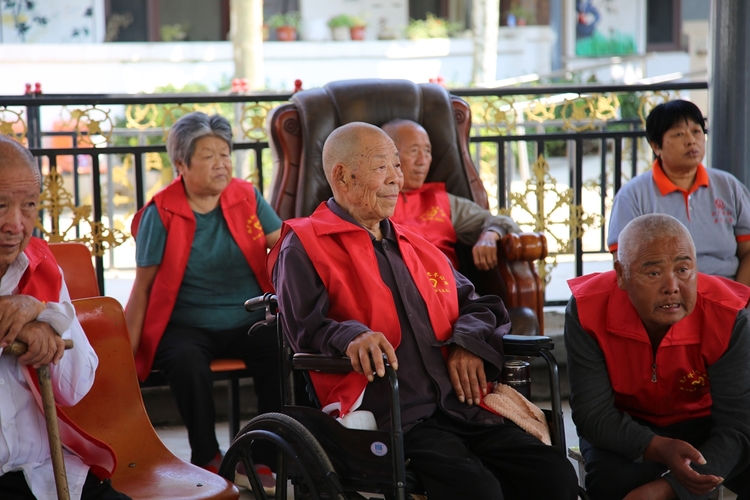 图片默认标题_fororder_敬老院老人观看节目表演 摄影 李占元.JPG