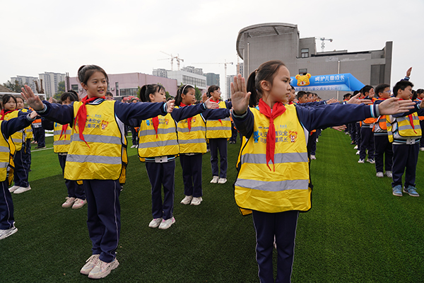 唐山开平：交通安全伴“童”行_fororder_图1：图为学生学习交通安全操.JPG