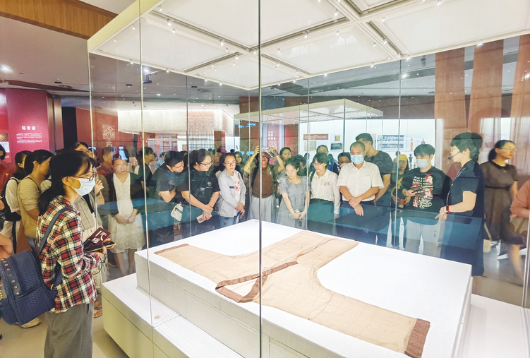 “無極——長沙馬王堆漢墓文物精品展”開展多件一級文物亮相南寧博物館