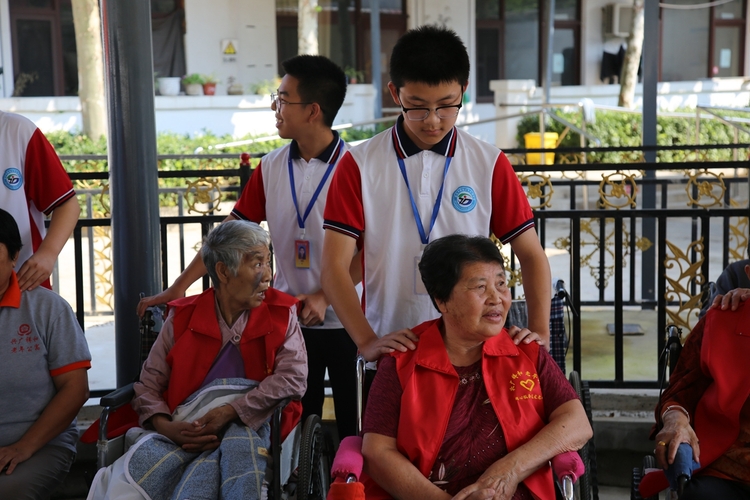 图片默认标题_fororder_满城区市头村学校学生为老人捶背 摄影 李占元.JPG