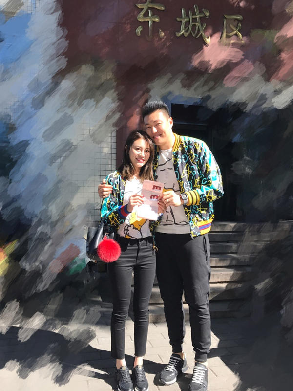 李根与女友正式领证 两人穿情侣装秀恩爱(图)