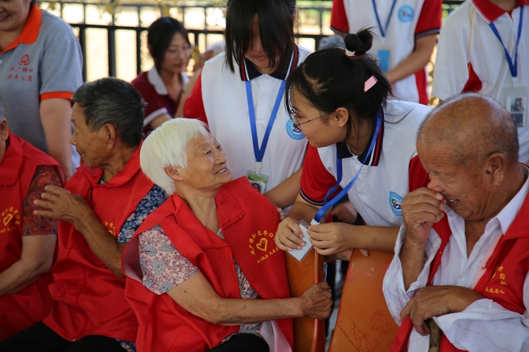 图片默认标题_fororder_敬老院老人露出了灿烂的笑容 摄影 李占元.JPG