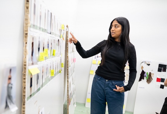 宾利品牌携手英国新锐设计师SUPRIYA LELE亮相2023伦敦时装周_fororder_image002