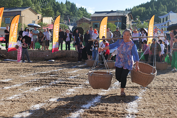 德阳市中江县举行2023年中国农民丰收节活动_fororder_运送物资比赛
