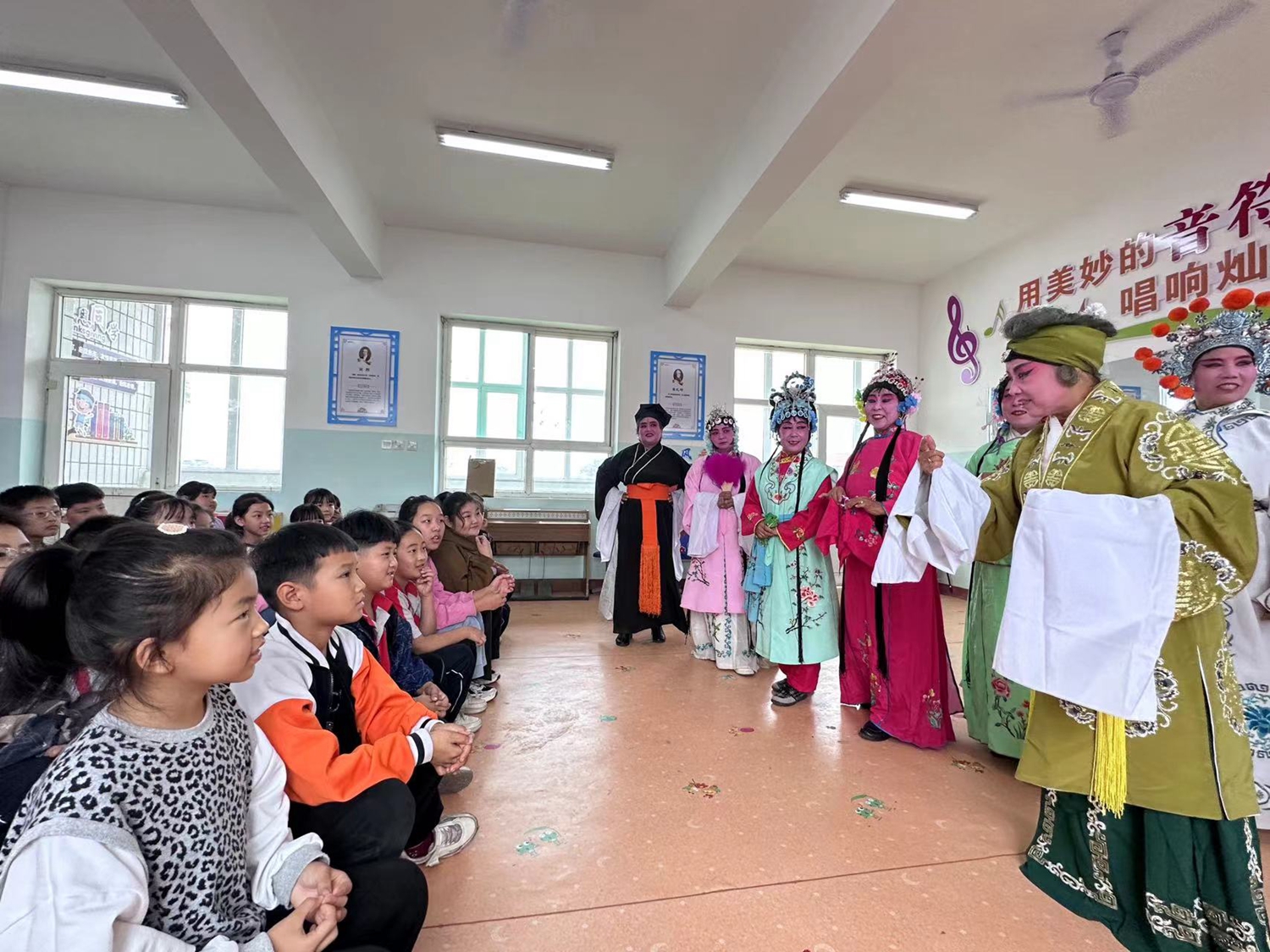 保定市满城区：民间戏曲进校园 非遗文化促双减_fororder_满城区石井乡开展民间戏曲进校园活动 摄影 王佳佳