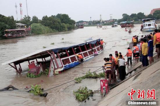 泰国湄南河一艘超载客船翻覆 致十余人死亡