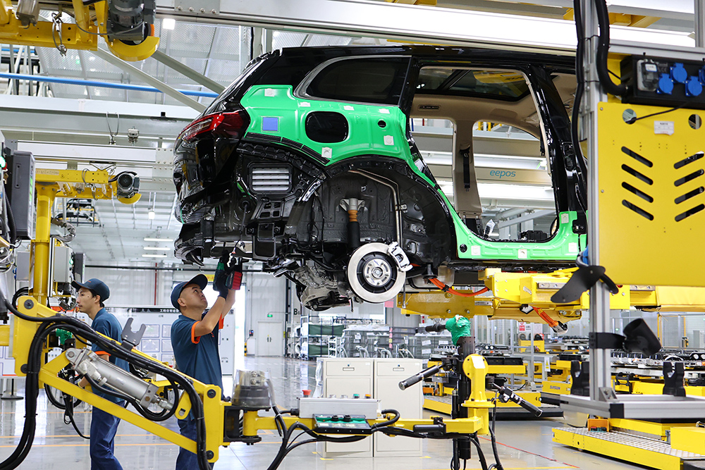 重庆沙坪坝： 新能源汽车智慧工厂生产忙