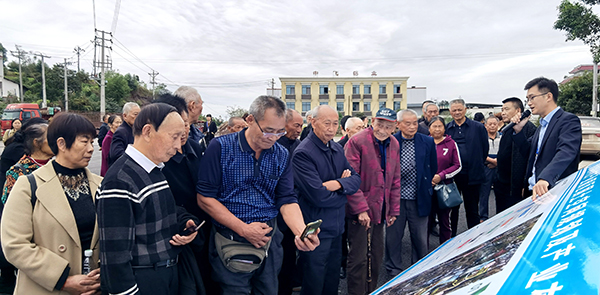 宜宾翠屏区白花镇开展调研城乡融合发展活动 退休老干部盛赞家乡发展_fororder_退休老干部们了解白花镇工业发展情况-摄影-高学兵