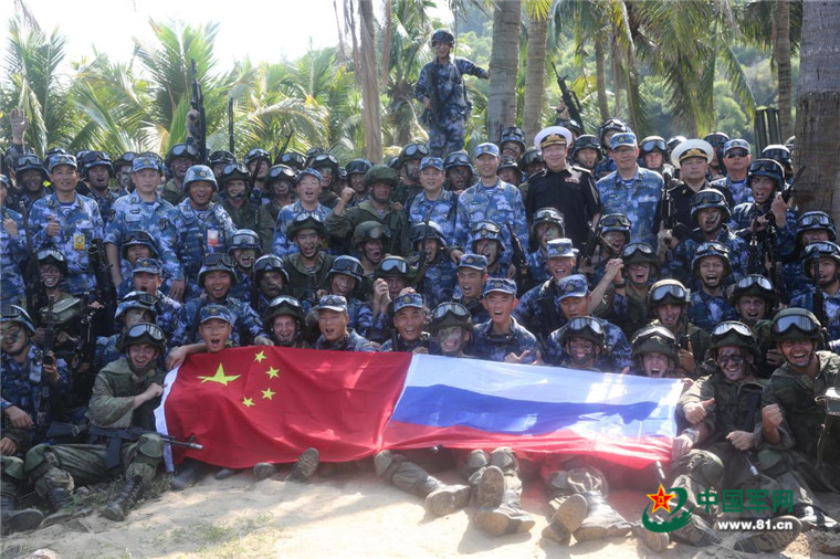 中俄海军联合立体夺控岛礁演练太火爆(组图)