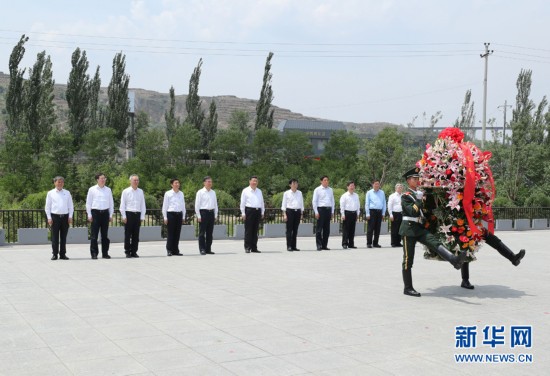 图片默认标题_fororder_2017年6月21日，习近平在山西兴县参观晋绥边区革命纪念馆并向革命烈士敬献花篮。新华社记者 庞兴雷 摄