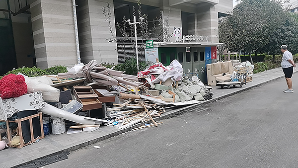 成都：跟大件垃圾说再见 还市民一个干净整洁的家园_fororder_清理前现场图-供图-成都市城管委