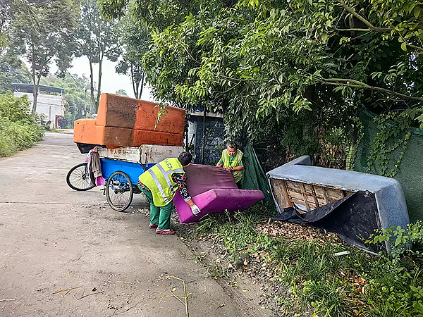 成都：跟大件垃圾说再见 还市民一个干净整洁的家园_fororder_清理前现场图（3）-供图-成都市城管委