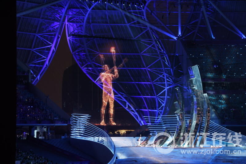 火炬手与数字人共同点燃亚运圣火_fororder_W020230923835078617644