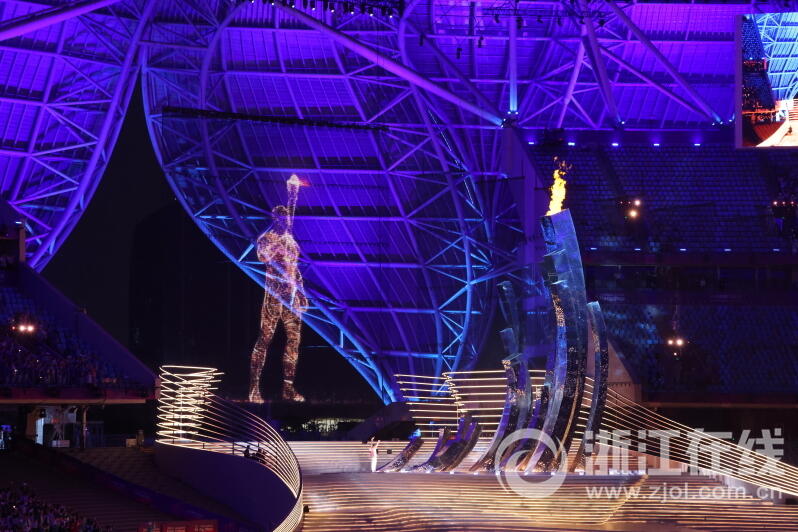 火炬手与数字人共同点燃亚运圣火_fororder_W020230923835078838663