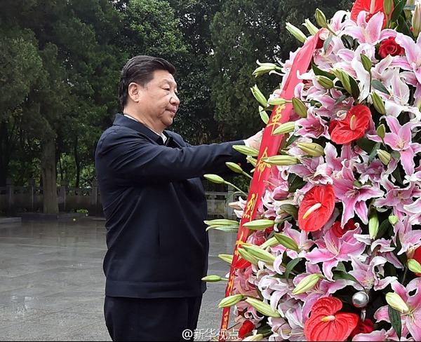 2016年4月24日，習(xí)近平在六安市金寨縣紅軍廣場(chǎng)向革命烈士紀(jì)念塔敬獻(xiàn)花籃。新華社記者 李濤 攝