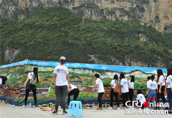 【文化 标题摘要】1500名学子齐聚重庆龚滩古镇 共同绘出艺术小镇