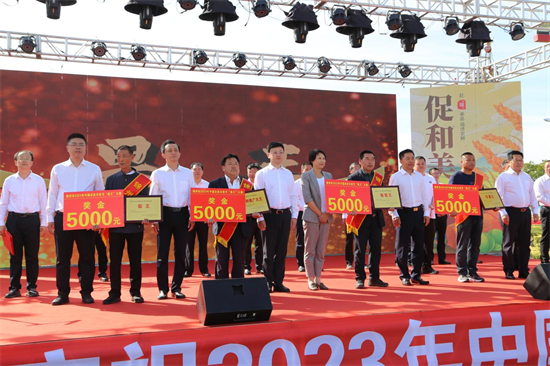 锦州市举办2023年中国农民丰收节系列活动_fororder_为“果王”颁奖