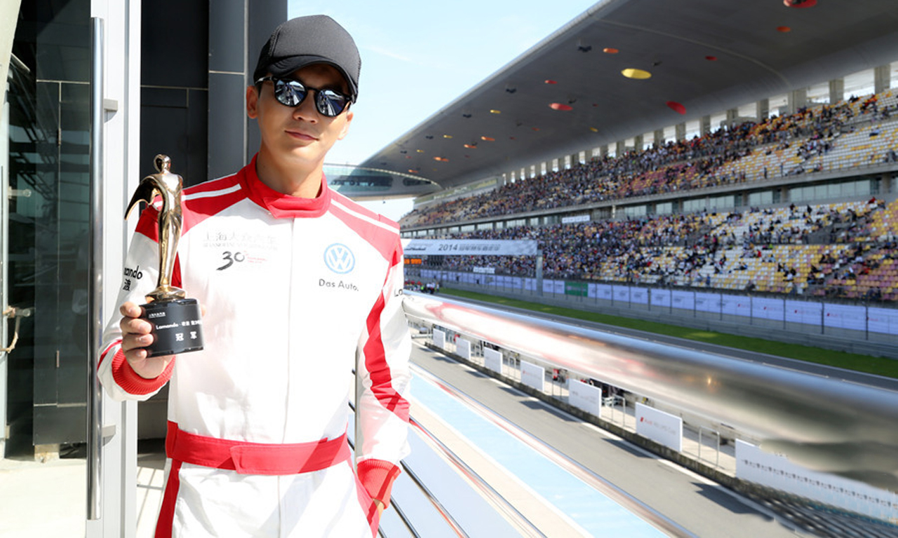 李晨险成赛车手:小学就会开车 换车如换手机-国际在线