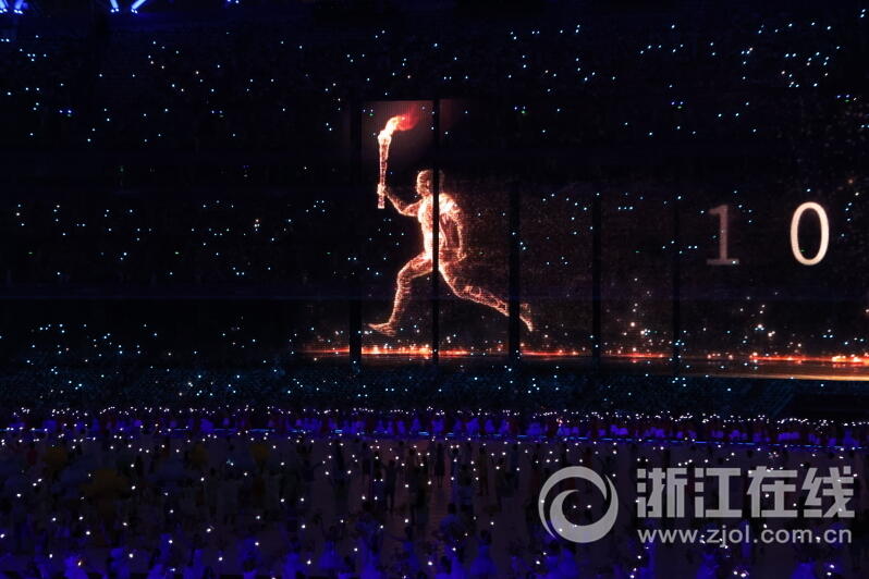 火炬手与数字人共同点燃亚运圣火_fororder_W020230923835077827255