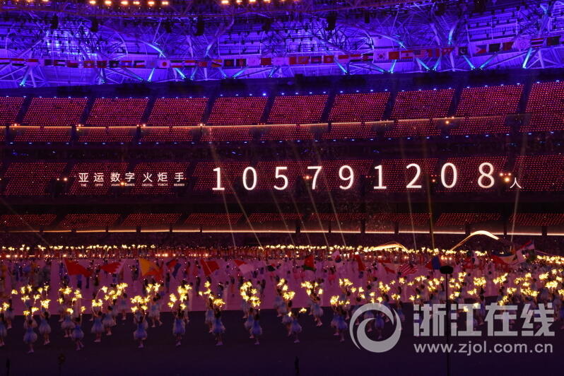 火炬手与数字人共同点燃亚运圣火_fororder_W020230923835079035370