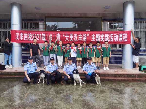 重慶開州舉行“警營開放日”  萌娃與警犬上演“零距離”接觸_fororder_圖片1