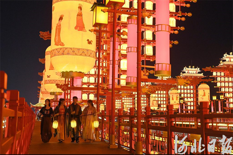 河北唐山:金秋夜遊 美不勝收