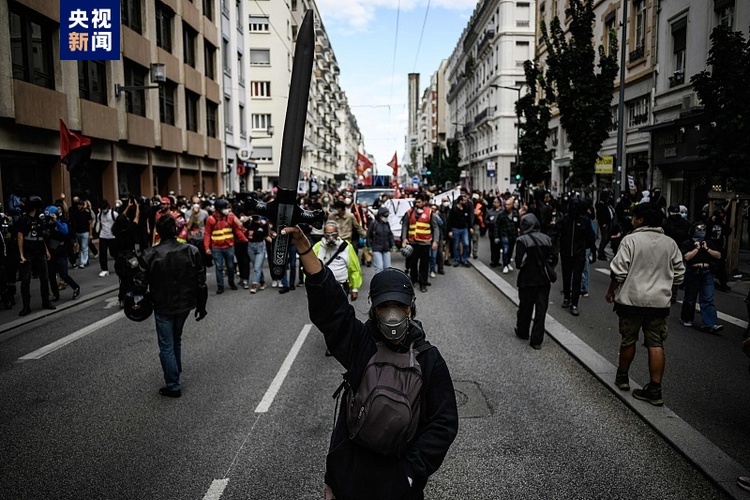 抗议警察暴力 法国数万民众举行示威游行