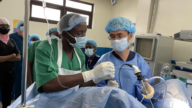 援外日记｜乌干达医护感受到了微创手术的优势与魅力