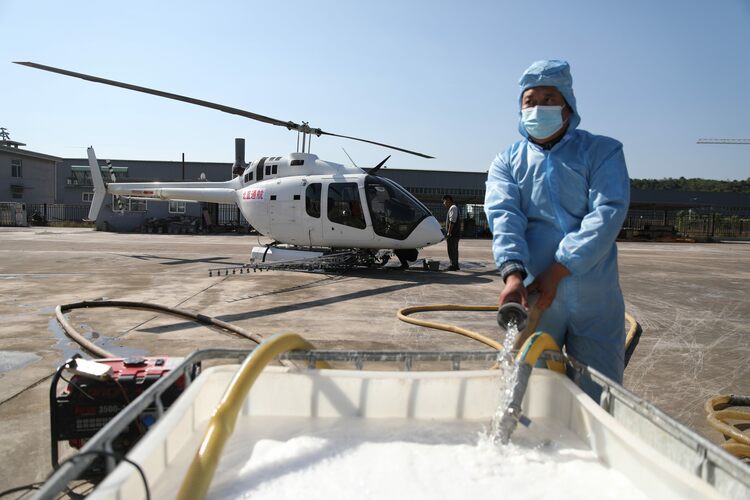 河北承德县：“飞防”作业 助力病虫害防治_fororder_图二为：在承德县孟家院乡，有害生物防治检疫站工作人员在稀释药剂。刘环宇 摄