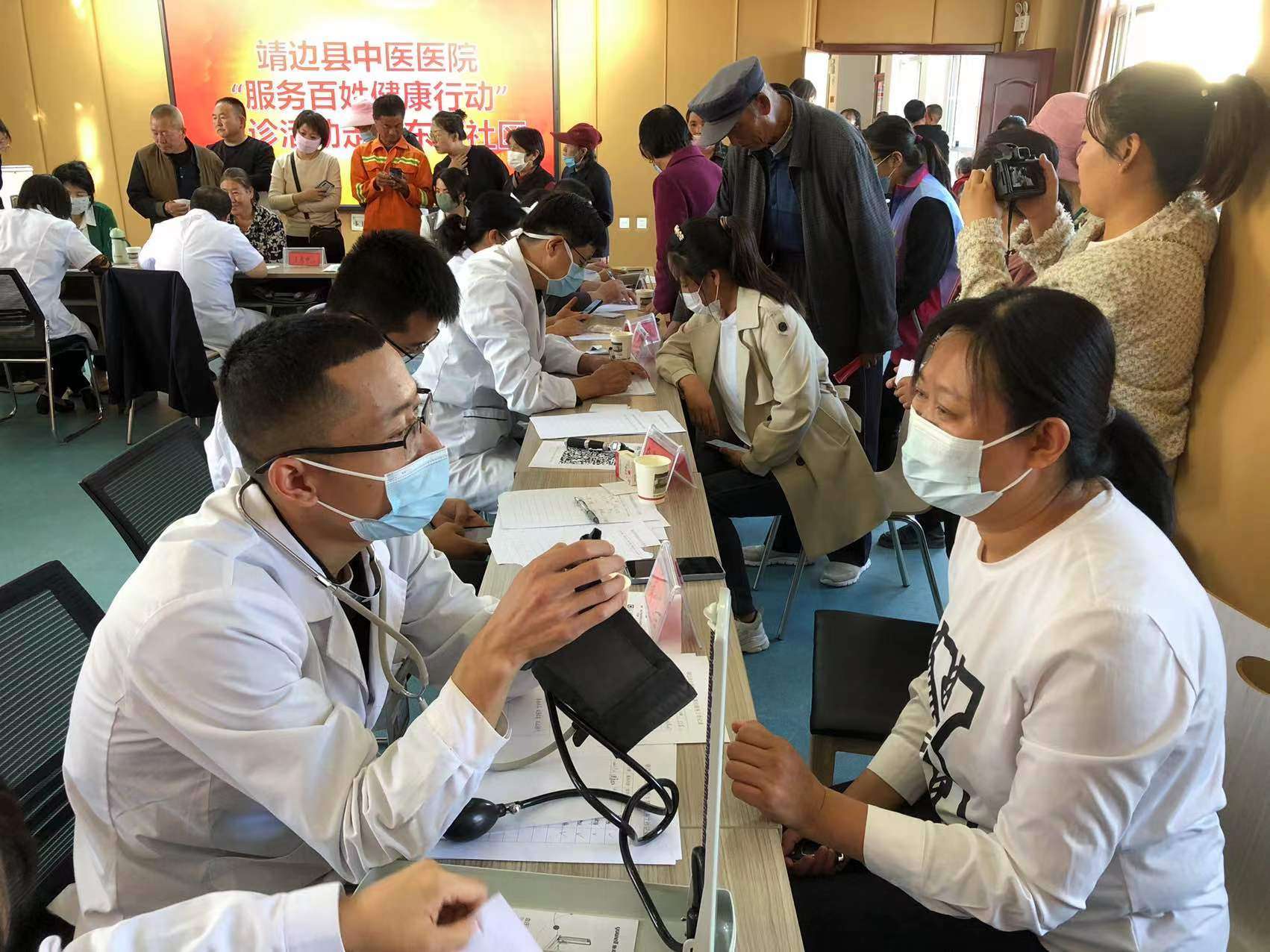 榆林市靖边县东新社区：义诊进社区 情暖居民心_fororder_图片1