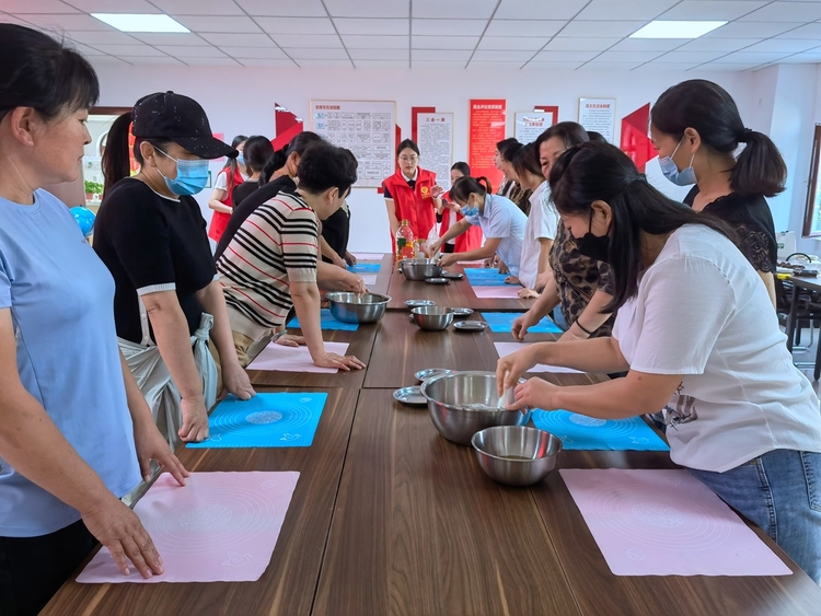 保定市满城区开展“浓浓中秋情·巧手做月饼”活动_fororder_满城区中景社区开展“浓浓中秋情·巧手做月饼”活动 摄影 张宏志